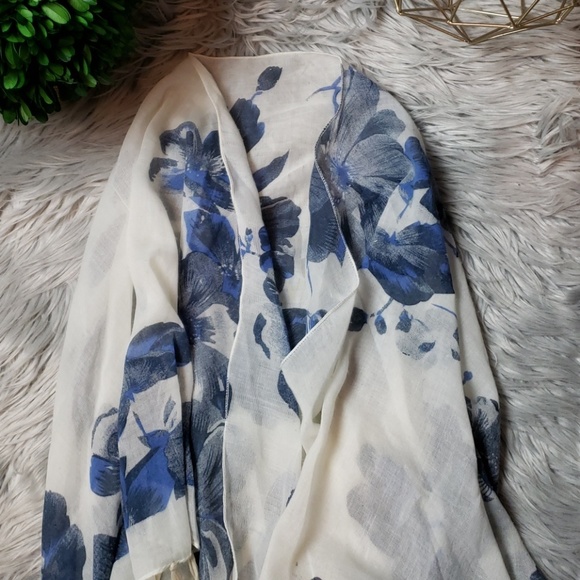 Other - Floral printed ruana